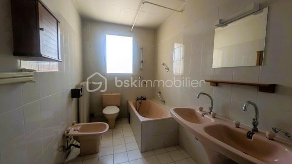 Au cœur du village de Fenioux, cette maison 145 m² habitables sur une parcelle de 650 m².

Le rez-de-chaussée comprend une entrée, une cuisine indépendante, un salon, une salle à manger, une buanderie, une salle d’eau.
À l’étage, 3 chambres, une salle de bain et un espace bureau sur le palier. 
La propriété bénéficie également de dépendances appréciables au quotidien : garage avec grenier, cave, atelier, chaufferie et préau.

La maison est raccordée au tout-à-l’égout et dispose de volumes confortables permettant d’envisager différents projets d’aménagement. 
L'accès à la maison se fait par une servitude dominante.
Son implantation en centre bourg permet d'accéder à pied à l'école maternelle et primaire, la bibliothèque, le bar-restaurant, le dépanneur électroménager, la prothésiste ongulaire, au marché hebdomadaire mais également aux producteurs locaux en voiture.

Des travaux de rénovation sont à prévoir, notamment en matière d’isolation et de remise au goût du jour de la décoration intérieure. 
Ces améliorations permettront de valoriser pleinement le potentiel de cette maison.

Situation géographique :
• Coulonges-sur-l’Autize à environ 10 minutes : commerces, collège, services médicaux et supermarchés
• Secondigny à environ 10 minutes: commerces, collège, services médicaux et supermarchés
• Champdeniers à environ 15 minutes: commerces, collège, services médicaux et supermarchés
• Parthenay à environ 25 minutes
• Niort à environ 35 minutes
• Poitiers à environ 1h15
• La Rochelle à environ 1h20

Le secteur de Fenioux est apprécié pour son cadre de vie paisible, ses paysages verdoyants et sa proximité avec plusieurs pôles économiques et touristiques.
À proximité :
• Marais Poitevin à environ 35 minutes
• Centre historique de Parthenay
• Futuroscope à environ 1h15
• La Rochelle et ses plages à environ 1h20

Cette maison peut convenir à une famille, à des primo-accédants souhaitant personnaliser leur futur logement, à un investisseur.

Pour plus d’informations ou organiser une visite, contactez moi.