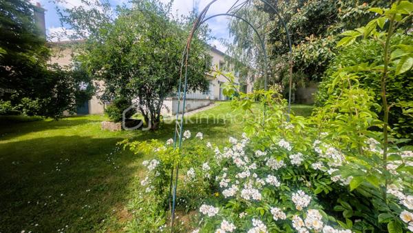 Au cœur du village de Fenioux, cette maison 145 m² habitables sur une parcelle de 650 m².

Le rez-de-chaussée comprend une entrée, une cuisine indépendante, un salon, une salle à manger, une buanderie, une salle d’eau.
À l’étage, 3 chambres, une salle de bain et un espace bureau sur le palier. 
La propriété bénéficie également de dépendances appréciables au quotidien : garage avec grenier, cave, atelier, chaufferie et préau.

La maison est raccordée au tout-à-l’égout et dispose de volumes confortables permettant d’envisager différents projets d’aménagement. 
L'accès à la maison se fait par une servitude dominante.
Son implantation en centre bourg permet d'accéder à pied à l'école maternelle et primaire, la bibliothèque, le bar-restaurant, le dépanneur électroménager, la prothésiste ongulaire, au marché hebdomadaire mais également aux producteurs locaux en voiture.

Des travaux de rénovation sont à prévoir, notamment en matière d’isolation et de remise au goût du jour de la décoration intérieure. 
Ces améliorations permettront de valoriser pleinement le potentiel de cette maison.

Situation géographique :
• Coulonges-sur-l’Autize à environ 10 minutes : commerces, collège, services médicaux et supermarchés
• Secondigny à environ 10 minutes: commerces, collège, services médicaux et supermarchés
• Champdeniers à environ 15 minutes: commerces, collège, services médicaux et supermarchés
• Parthenay à environ 25 minutes
• Niort à environ 35 minutes
• Poitiers à environ 1h15
• La Rochelle à environ 1h20

Le secteur de Fenioux est apprécié pour son cadre de vie paisible, ses paysages verdoyants et sa proximité avec plusieurs pôles économiques et touristiques.
À proximité :
• Marais Poitevin à environ 35 minutes
• Centre historique de Parthenay
• Futuroscope à environ 1h15
• La Rochelle et ses plages à environ 1h20

Cette maison peut convenir à une famille, à des primo-accédants souhaitant personnaliser leur futur logement, à un investisseur.

Pour plus d’informations ou organiser une visite, contactez moi.