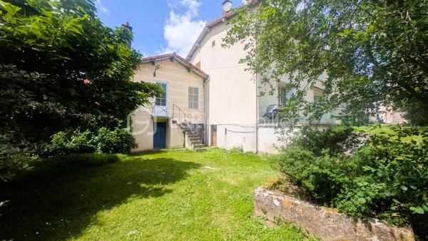Au cœur du village de Fenioux, cette maison 145 m² habitables sur une parcelle de 650 m².

Le rez-de-chaussée comprend une entrée, une cuisine indépendante, un salon, une salle à manger, une buanderie, une salle d’eau.
À l’étage, 3 chambres, une salle de bain et un espace bureau sur le palier. 
La propriété bénéficie également de dépendances appréciables au quotidien : garage avec grenier, cave, atelier, chaufferie et préau.

La maison est raccordée au tout-à-l’égout et dispose de volumes confortables permettant d’envisager différents projets d’aménagement. 
L'accès à la maison se fait par une servitude dominante.
Son implantation en centre bourg permet d'accéder à pied à l'école maternelle et primaire, la bibliothèque, le bar-restaurant, le dépanneur électroménager, la prothésiste ongulaire, au marché hebdomadaire mais également aux producteurs locaux en voiture.

Des travaux de rénovation sont à prévoir, notamment en matière d’isolation et de remise au goût du jour de la décoration intérieure. 
Ces améliorations permettront de valoriser pleinement le potentiel de cette maison.

Situation géographique :
• Coulonges-sur-l’Autize à environ 10 minutes : commerces, collège, services médicaux et supermarchés
• Secondigny à environ 10 minutes: commerces, collège, services médicaux et supermarchés
• Champdeniers à environ 15 minutes: commerces, collège, services médicaux et supermarchés
• Parthenay à environ 25 minutes
• Niort à environ 35 minutes
• Poitiers à environ 1h15
• La Rochelle à environ 1h20

Le secteur de Fenioux est apprécié pour son cadre de vie paisible, ses paysages verdoyants et sa proximité avec plusieurs pôles économiques et touristiques.
À proximité :
• Marais Poitevin à environ 35 minutes
• Centre historique de Parthenay
• Futuroscope à environ 1h15
• La Rochelle et ses plages à environ 1h20

Cette maison peut convenir à une famille, à des primo-accédants souhaitant personnaliser leur futur logement, à un investisseur.

Pour plus d’informations ou organiser une visite, contactez moi.