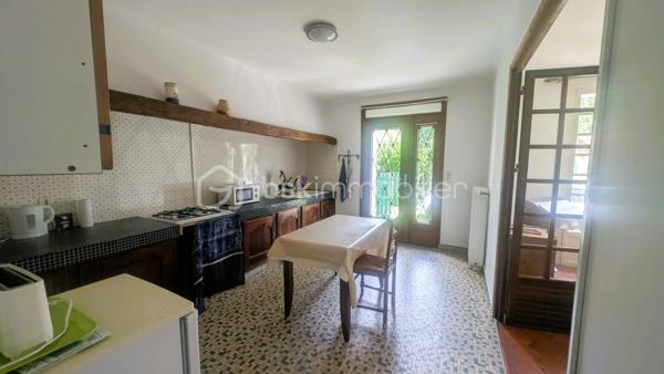 Au cœur du village de Fenioux, cette maison 145 m² habitables sur une parcelle de 650 m².

Le rez-de-chaussée comprend une entrée, une cuisine indépendante, un salon, une salle à manger, une buanderie, une salle d’eau.
À l’étage, 3 chambres, une salle de bain et un espace bureau sur le palier. 
La propriété bénéficie également de dépendances appréciables au quotidien : garage avec grenier, cave, atelier, chaufferie et préau.

La maison est raccordée au tout-à-l’égout et dispose de volumes confortables permettant d’envisager différents projets d’aménagement. 
L'accès à la maison se fait par une servitude dominante.
Son implantation en centre bourg permet d'accéder à pied à l'école maternelle et primaire, la bibliothèque, le bar-restaurant, le dépanneur électroménager, la prothésiste ongulaire, au marché hebdomadaire mais également aux producteurs locaux en voiture.

Des travaux de rénovation sont à prévoir, notamment en matière d’isolation et de remise au goût du jour de la décoration intérieure. 
Ces améliorations permettront de valoriser pleinement le potentiel de cette maison.

Situation géographique :
• Coulonges-sur-l’Autize à environ 10 minutes : commerces, collège, services médicaux et supermarchés
• Secondigny à environ 10 minutes: commerces, collège, services médicaux et supermarchés
• Champdeniers à environ 15 minutes: commerces, collège, services médicaux et supermarchés
• Parthenay à environ 25 minutes
• Niort à environ 35 minutes
• Poitiers à environ 1h15
• La Rochelle à environ 1h20

Le secteur de Fenioux est apprécié pour son cadre de vie paisible, ses paysages verdoyants et sa proximité avec plusieurs pôles économiques et touristiques.
À proximité :
• Marais Poitevin à environ 35 minutes
• Centre historique de Parthenay
• Futuroscope à environ 1h15
• La Rochelle et ses plages à environ 1h20

Cette maison peut convenir à une famille, à des primo-accédants souhaitant personnaliser leur futur logement, à un investisseur.

Pour plus d’informations ou organiser une visite, contactez moi.