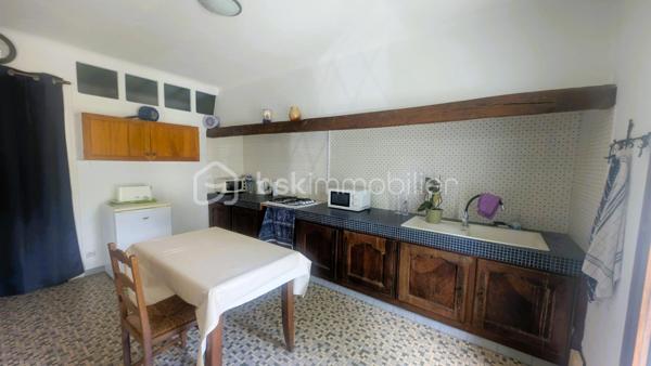 Au cœur du village de Fenioux, cette maison 145 m² habitables sur une parcelle de 650 m².

Le rez-de-chaussée comprend une entrée, une cuisine indépendante, un salon, une salle à manger, une buanderie, une salle d’eau.
À l’étage, 3 chambres, une salle de bain et un espace bureau sur le palier. 
La propriété bénéficie également de dépendances appréciables au quotidien : garage avec grenier, cave, atelier, chaufferie et préau.

La maison est raccordée au tout-à-l’égout et dispose de volumes confortables permettant d’envisager différents projets d’aménagement. 
L'accès à la maison se fait par une servitude dominante.
Son implantation en centre bourg permet d'accéder à pied à l'école maternelle et primaire, la bibliothèque, le bar-restaurant, le dépanneur électroménager, la prothésiste ongulaire, au marché hebdomadaire mais également aux producteurs locaux en voiture.

Des travaux de rénovation sont à prévoir, notamment en matière d’isolation et de remise au goût du jour de la décoration intérieure. 
Ces améliorations permettront de valoriser pleinement le potentiel de cette maison.

Situation géographique :
• Coulonges-sur-l’Autize à environ 10 minutes : commerces, collège, services médicaux et supermarchés
• Secondigny à environ 10 minutes: commerces, collège, services médicaux et supermarchés
• Champdeniers à environ 15 minutes: commerces, collège, services médicaux et supermarchés
• Parthenay à environ 25 minutes
• Niort à environ 35 minutes
• Poitiers à environ 1h15
• La Rochelle à environ 1h20

Le secteur de Fenioux est apprécié pour son cadre de vie paisible, ses paysages verdoyants et sa proximité avec plusieurs pôles économiques et touristiques.
À proximité :
• Marais Poitevin à environ 35 minutes
• Centre historique de Parthenay
• Futuroscope à environ 1h15
• La Rochelle et ses plages à environ 1h20

Cette maison peut convenir à une famille, à des primo-accédants souhaitant personnaliser leur futur logement, à un investisseur.

Pour plus d’informations ou organiser une visite, contactez moi.