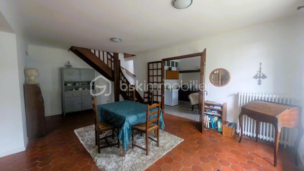 Au cœur du village de Fenioux, cette maison 145 m² habitables sur une parcelle de 650 m².

Le rez-de-chaussée comprend une entrée, une cuisine indépendante, un salon, une salle à manger, une buanderie, une salle d’eau.
À l’étage, 3 chambres, une salle de bain et un espace bureau sur le palier. 
La propriété bénéficie également de dépendances appréciables au quotidien : garage avec grenier, cave, atelier, chaufferie et préau.

La maison est raccordée au tout-à-l’égout et dispose de volumes confortables permettant d’envisager différents projets d’aménagement. 
L'accès à la maison se fait par une servitude dominante.
Son implantation en centre bourg permet d'accéder à pied à l'école maternelle et primaire, la bibliothèque, le bar-restaurant, le dépanneur électroménager, la prothésiste ongulaire, au marché hebdomadaire mais également aux producteurs locaux en voiture.

Des travaux de rénovation sont à prévoir, notamment en matière d’isolation et de remise au goût du jour de la décoration intérieure. 
Ces améliorations permettront de valoriser pleinement le potentiel de cette maison.

Situation géographique :
• Coulonges-sur-l’Autize à environ 10 minutes : commerces, collège, services médicaux et supermarchés
• Secondigny à environ 10 minutes: commerces, collège, services médicaux et supermarchés
• Champdeniers à environ 15 minutes: commerces, collège, services médicaux et supermarchés
• Parthenay à environ 25 minutes
• Niort à environ 35 minutes
• Poitiers à environ 1h15
• La Rochelle à environ 1h20

Le secteur de Fenioux est apprécié pour son cadre de vie paisible, ses paysages verdoyants et sa proximité avec plusieurs pôles économiques et touristiques.
À proximité :
• Marais Poitevin à environ 35 minutes
• Centre historique de Parthenay
• Futuroscope à environ 1h15
• La Rochelle et ses plages à environ 1h20

Cette maison peut convenir à une famille, à des primo-accédants souhaitant personnaliser leur futur logement, à un investisseur.

Pour plus d’informations ou organiser une visite, contactez moi.