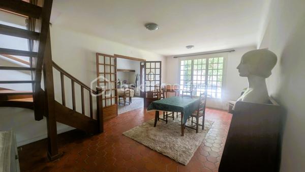 Au cœur du village de Fenioux, cette maison 145 m² habitables sur une parcelle de 650 m².

Le rez-de-chaussée comprend une entrée, une cuisine indépendante, un salon, une salle à manger, une buanderie, une salle d’eau.
À l’étage, 3 chambres, une salle de bain et un espace bureau sur le palier. 
La propriété bénéficie également de dépendances appréciables au quotidien : garage avec grenier, cave, atelier, chaufferie et préau.

La maison est raccordée au tout-à-l’égout et dispose de volumes confortables permettant d’envisager différents projets d’aménagement. 
L'accès à la maison se fait par une servitude dominante.
Son implantation en centre bourg permet d'accéder à pied à l'école maternelle et primaire, la bibliothèque, le bar-restaurant, le dépanneur électroménager, la prothésiste ongulaire, au marché hebdomadaire mais également aux producteurs locaux en voiture.

Des travaux de rénovation sont à prévoir, notamment en matière d’isolation et de remise au goût du jour de la décoration intérieure. 
Ces améliorations permettront de valoriser pleinement le potentiel de cette maison.

Situation géographique :
• Coulonges-sur-l’Autize à environ 10 minutes : commerces, collège, services médicaux et supermarchés
• Secondigny à environ 10 minutes: commerces, collège, services médicaux et supermarchés
• Champdeniers à environ 15 minutes: commerces, collège, services médicaux et supermarchés
• Parthenay à environ 25 minutes
• Niort à environ 35 minutes
• Poitiers à environ 1h15
• La Rochelle à environ 1h20

Le secteur de Fenioux est apprécié pour son cadre de vie paisible, ses paysages verdoyants et sa proximité avec plusieurs pôles économiques et touristiques.
À proximité :
• Marais Poitevin à environ 35 minutes
• Centre historique de Parthenay
• Futuroscope à environ 1h15
• La Rochelle et ses plages à environ 1h20

Cette maison peut convenir à une famille, à des primo-accédants souhaitant personnaliser leur futur logement, à un investisseur.

Pour plus d’informations ou organiser une visite, contactez moi.
