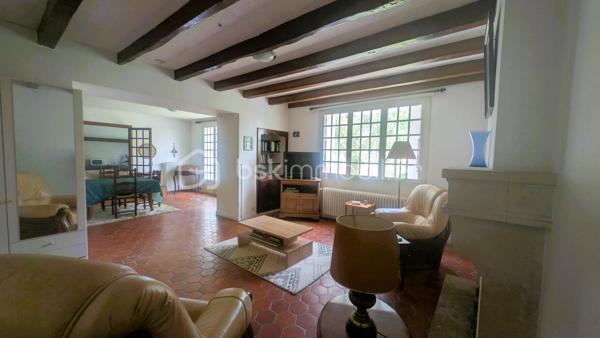 Au cœur du village de Fenioux, cette maison 145 m² habitables sur une parcelle de 650 m².

Le rez-de-chaussée comprend une entrée, une cuisine indépendante, un salon, une salle à manger, une buanderie, une salle d’eau.
À l’étage, 3 chambres, une salle de bain et un espace bureau sur le palier. 
La propriété bénéficie également de dépendances appréciables au quotidien : garage avec grenier, cave, atelier, chaufferie et préau.

La maison est raccordée au tout-à-l’égout et dispose de volumes confortables permettant d’envisager différents projets d’aménagement. 
L'accès à la maison se fait par une servitude dominante.
Son implantation en centre bourg permet d'accéder à pied à l'école maternelle et primaire, la bibliothèque, le bar-restaurant, le dépanneur électroménager, la prothésiste ongulaire, au marché hebdomadaire mais également aux producteurs locaux en voiture.

Des travaux de rénovation sont à prévoir, notamment en matière d’isolation et de remise au goût du jour de la décoration intérieure. 
Ces améliorations permettront de valoriser pleinement le potentiel de cette maison.

Situation géographique :
• Coulonges-sur-l’Autize à environ 10 minutes : commerces, collège, services médicaux et supermarchés
• Secondigny à environ 10 minutes: commerces, collège, services médicaux et supermarchés
• Champdeniers à environ 15 minutes: commerces, collège, services médicaux et supermarchés
• Parthenay à environ 25 minutes
• Niort à environ 35 minutes
• Poitiers à environ 1h15
• La Rochelle à environ 1h20

Le secteur de Fenioux est apprécié pour son cadre de vie paisible, ses paysages verdoyants et sa proximité avec plusieurs pôles économiques et touristiques.
À proximité :
• Marais Poitevin à environ 35 minutes
• Centre historique de Parthenay
• Futuroscope à environ 1h15
• La Rochelle et ses plages à environ 1h20

Cette maison peut convenir à une famille, à des primo-accédants souhaitant personnaliser leur futur logement, à un investisseur.

Pour plus d’informations ou organiser une visite, contactez moi.