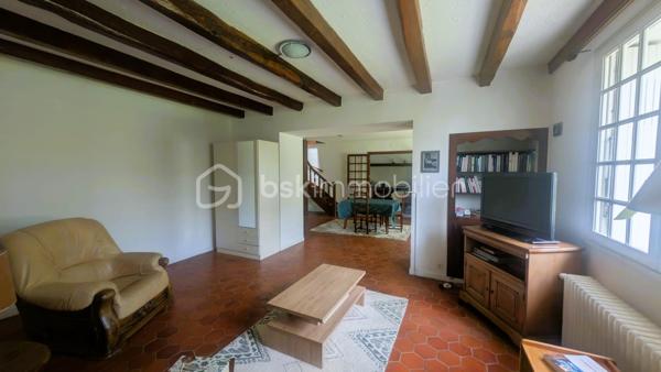 Au cœur du village de Fenioux, cette maison 145 m² habitables sur une parcelle de 650 m².

Le rez-de-chaussée comprend une entrée, une cuisine indépendante, un salon, une salle à manger, une buanderie, une salle d’eau.
À l’étage, 3 chambres, une salle de bain et un espace bureau sur le palier. 
La propriété bénéficie également de dépendances appréciables au quotidien : garage avec grenier, cave, atelier, chaufferie et préau.

La maison est raccordée au tout-à-l’égout et dispose de volumes confortables permettant d’envisager différents projets d’aménagement. 
L'accès à la maison se fait par une servitude dominante.
Son implantation en centre bourg permet d'accéder à pied à l'école maternelle et primaire, la bibliothèque, le bar-restaurant, le dépanneur électroménager, la prothésiste ongulaire, au marché hebdomadaire mais également aux producteurs locaux en voiture.

Des travaux de rénovation sont à prévoir, notamment en matière d’isolation et de remise au goût du jour de la décoration intérieure. 
Ces améliorations permettront de valoriser pleinement le potentiel de cette maison.

Situation géographique :
• Coulonges-sur-l’Autize à environ 10 minutes : commerces, collège, services médicaux et supermarchés
• Secondigny à environ 10 minutes: commerces, collège, services médicaux et supermarchés
• Champdeniers à environ 15 minutes: commerces, collège, services médicaux et supermarchés
• Parthenay à environ 25 minutes
• Niort à environ 35 minutes
• Poitiers à environ 1h15
• La Rochelle à environ 1h20

Le secteur de Fenioux est apprécié pour son cadre de vie paisible, ses paysages verdoyants et sa proximité avec plusieurs pôles économiques et touristiques.
À proximité :
• Marais Poitevin à environ 35 minutes
• Centre historique de Parthenay
• Futuroscope à environ 1h15
• La Rochelle et ses plages à environ 1h20

Cette maison peut convenir à une famille, à des primo-accédants souhaitant personnaliser leur futur logement, à un investisseur.

Pour plus d’informations ou organiser une visite, contactez moi.