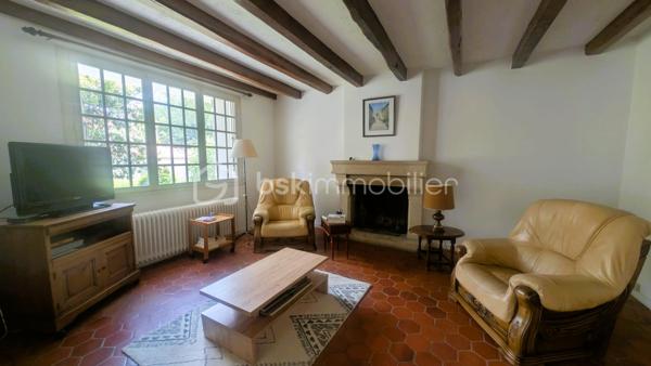 Au cœur du village de Fenioux, cette maison 145 m² habitables sur une parcelle de 650 m².

Le rez-de-chaussée comprend une entrée, une cuisine indépendante, un salon, une salle à manger, une buanderie, une salle d’eau.
À l’étage, 3 chambres, une salle de bain et un espace bureau sur le palier. 
La propriété bénéficie également de dépendances appréciables au quotidien : garage avec grenier, cave, atelier, chaufferie et préau.

La maison est raccordée au tout-à-l’égout et dispose de volumes confortables permettant d’envisager différents projets d’aménagement. 
L'accès à la maison se fait par une servitude dominante.
Son implantation en centre bourg permet d'accéder à pied à l'école maternelle et primaire, la bibliothèque, le bar-restaurant, le dépanneur électroménager, la prothésiste ongulaire, au marché hebdomadaire mais également aux producteurs locaux en voiture.

Des travaux de rénovation sont à prévoir, notamment en matière d’isolation et de remise au goût du jour de la décoration intérieure. 
Ces améliorations permettront de valoriser pleinement le potentiel de cette maison.

Situation géographique :
• Coulonges-sur-l’Autize à environ 10 minutes : commerces, collège, services médicaux et supermarchés
• Secondigny à environ 10 minutes: commerces, collège, services médicaux et supermarchés
• Champdeniers à environ 15 minutes: commerces, collège, services médicaux et supermarchés
• Parthenay à environ 25 minutes
• Niort à environ 35 minutes
• Poitiers à environ 1h15
• La Rochelle à environ 1h20

Le secteur de Fenioux est apprécié pour son cadre de vie paisible, ses paysages verdoyants et sa proximité avec plusieurs pôles économiques et touristiques.
À proximité :
• Marais Poitevin à environ 35 minutes
• Centre historique de Parthenay
• Futuroscope à environ 1h15
• La Rochelle et ses plages à environ 1h20

Cette maison peut convenir à une famille, à des primo-accédants souhaitant personnaliser leur futur logement, à un investisseur.

Pour plus d’informations ou organiser une visite, contactez moi.