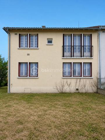 Située dans un quartier calme de Bellac, au sein d’un petit lotissement apprécié pour sa tranquillité, cette maison d’environ 83 m² représente une véritable opportunité pour un premier achat, un projet familial ou un investissement.

Ici, le vrai potentiel se trouve dans le projet que cette maison peut devenir. Avec ses 3 chambres, ses espaces bien répartis et son petit jardin, ce bien offre une base idéale pour créer un intérieur chaleureux, moderne et à votre image. Que vous souhaitiez rénover progressivement, valoriser votre patrimoine ou simplement devenir propriétaire à un budget accessible, cette maison ouvre la porte à de nombreuses possibilités.

Imaginez-vous transformer chaque pièce selon vos envies, aménager un extérieur cosy pour les beaux jours, créer un espace de vie confortable pour votre famille ou réaliser un investissement intelligent dans un secteur où la demande reste présente.

Le bien dispose déjà d’atouts intéressants avec une toiture isolée, une configuration fonctionnelle et un environnement pratique à proximité des commodités, écoles et services de Bellac.

 Une maison avec du potentiel, idéale pour ceux qui veulent se projeter dans un vrai projet de vie et donner de la valeur à leur futur chez-soi.