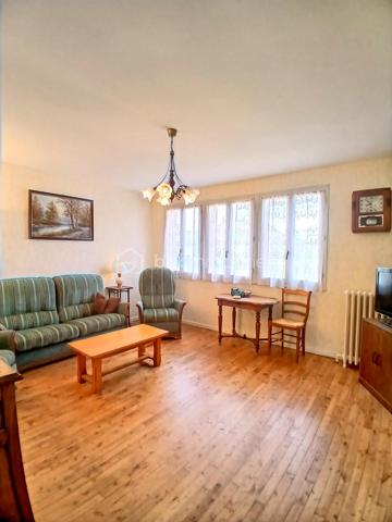 Située dans un quartier calme de Bellac, au sein d’un petit lotissement apprécié pour sa tranquillité, cette maison d’environ 83 m² représente une véritable opportunité pour un premier achat, un projet familial ou un investissement.

Ici, le vrai potentiel se trouve dans le projet que cette maison peut devenir. Avec ses 3 chambres, ses espaces bien répartis et son petit jardin, ce bien offre une base idéale pour créer un intérieur chaleureux, moderne et à votre image. Que vous souhaitiez rénover progressivement, valoriser votre patrimoine ou simplement devenir propriétaire à un budget accessible, cette maison ouvre la porte à de nombreuses possibilités.

Imaginez-vous transformer chaque pièce selon vos envies, aménager un extérieur cosy pour les beaux jours, créer un espace de vie confortable pour votre famille ou réaliser un investissement intelligent dans un secteur où la demande reste présente.

Le bien dispose déjà d’atouts intéressants avec une toiture isolée, une configuration fonctionnelle et un environnement pratique à proximité des commodités, écoles et services de Bellac.

 Une maison avec du potentiel, idéale pour ceux qui veulent se projeter dans un vrai projet de vie et donner de la valeur à leur futur chez-soi.
