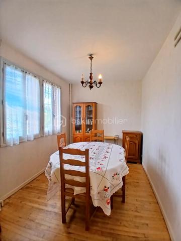 Située dans un quartier calme de Bellac, au sein d’un petit lotissement apprécié pour sa tranquillité, cette maison d’environ 83 m² représente une véritable opportunité pour un premier achat, un projet familial ou un investissement.

Ici, le vrai potentiel se trouve dans le projet que cette maison peut devenir. Avec ses 3 chambres, ses espaces bien répartis et son petit jardin, ce bien offre une base idéale pour créer un intérieur chaleureux, moderne et à votre image. Que vous souhaitiez rénover progressivement, valoriser votre patrimoine ou simplement devenir propriétaire à un budget accessible, cette maison ouvre la porte à de nombreuses possibilités.

Imaginez-vous transformer chaque pièce selon vos envies, aménager un extérieur cosy pour les beaux jours, créer un espace de vie confortable pour votre famille ou réaliser un investissement intelligent dans un secteur où la demande reste présente.

Le bien dispose déjà d’atouts intéressants avec une toiture isolée, une configuration fonctionnelle et un environnement pratique à proximité des commodités, écoles et services de Bellac.

 Une maison avec du potentiel, idéale pour ceux qui veulent se projeter dans un vrai projet de vie et donner de la valeur à leur futur chez-soi.
