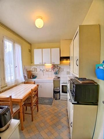 Située dans un quartier calme de Bellac, au sein d’un petit lotissement apprécié pour sa tranquillité, cette maison d’environ 83 m² représente une véritable opportunité pour un premier achat, un projet familial ou un investissement.

Ici, le vrai potentiel se trouve dans le projet que cette maison peut devenir. Avec ses 3 chambres, ses espaces bien répartis et son petit jardin, ce bien offre une base idéale pour créer un intérieur chaleureux, moderne et à votre image. Que vous souhaitiez rénover progressivement, valoriser votre patrimoine ou simplement devenir propriétaire à un budget accessible, cette maison ouvre la porte à de nombreuses possibilités.

Imaginez-vous transformer chaque pièce selon vos envies, aménager un extérieur cosy pour les beaux jours, créer un espace de vie confortable pour votre famille ou réaliser un investissement intelligent dans un secteur où la demande reste présente.

Le bien dispose déjà d’atouts intéressants avec une toiture isolée, une configuration fonctionnelle et un environnement pratique à proximité des commodités, écoles et services de Bellac.

 Une maison avec du potentiel, idéale pour ceux qui veulent se projeter dans un vrai projet de vie et donner de la valeur à leur futur chez-soi.