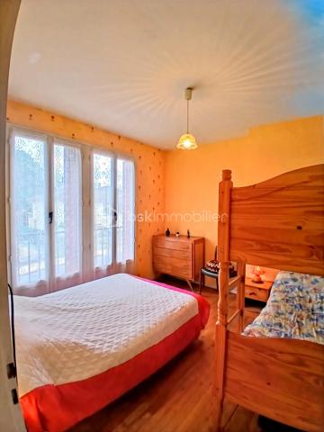Située dans un quartier calme de Bellac, au sein d’un petit lotissement apprécié pour sa tranquillité, cette maison d’environ 83 m² représente une véritable opportunité pour un premier achat, un projet familial ou un investissement.

Ici, le vrai potentiel se trouve dans le projet que cette maison peut devenir. Avec ses 3 chambres, ses espaces bien répartis et son petit jardin, ce bien offre une base idéale pour créer un intérieur chaleureux, moderne et à votre image. Que vous souhaitiez rénover progressivement, valoriser votre patrimoine ou simplement devenir propriétaire à un budget accessible, cette maison ouvre la porte à de nombreuses possibilités.

Imaginez-vous transformer chaque pièce selon vos envies, aménager un extérieur cosy pour les beaux jours, créer un espace de vie confortable pour votre famille ou réaliser un investissement intelligent dans un secteur où la demande reste présente.

Le bien dispose déjà d’atouts intéressants avec une toiture isolée, une configuration fonctionnelle et un environnement pratique à proximité des commodités, écoles et services de Bellac.

 Une maison avec du potentiel, idéale pour ceux qui veulent se projeter dans un vrai projet de vie et donner de la valeur à leur futur chez-soi.