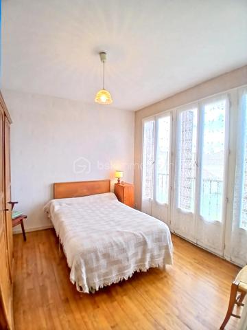 Située dans un quartier calme de Bellac, au sein d’un petit lotissement apprécié pour sa tranquillité, cette maison d’environ 83 m² représente une véritable opportunité pour un premier achat, un projet familial ou un investissement.

Ici, le vrai potentiel se trouve dans le projet que cette maison peut devenir. Avec ses 3 chambres, ses espaces bien répartis et son petit jardin, ce bien offre une base idéale pour créer un intérieur chaleureux, moderne et à votre image. Que vous souhaitiez rénover progressivement, valoriser votre patrimoine ou simplement devenir propriétaire à un budget accessible, cette maison ouvre la porte à de nombreuses possibilités.

Imaginez-vous transformer chaque pièce selon vos envies, aménager un extérieur cosy pour les beaux jours, créer un espace de vie confortable pour votre famille ou réaliser un investissement intelligent dans un secteur où la demande reste présente.

Le bien dispose déjà d’atouts intéressants avec une toiture isolée, une configuration fonctionnelle et un environnement pratique à proximité des commodités, écoles et services de Bellac.

 Une maison avec du potentiel, idéale pour ceux qui veulent se projeter dans un vrai projet de vie et donner de la valeur à leur futur chez-soi.