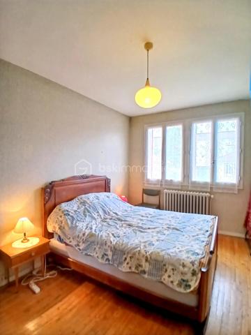 Située dans un quartier calme de Bellac, au sein d’un petit lotissement apprécié pour sa tranquillité, cette maison d’environ 83 m² représente une véritable opportunité pour un premier achat, un projet familial ou un investissement.

Ici, le vrai potentiel se trouve dans le projet que cette maison peut devenir. Avec ses 3 chambres, ses espaces bien répartis et son petit jardin, ce bien offre une base idéale pour créer un intérieur chaleureux, moderne et à votre image. Que vous souhaitiez rénover progressivement, valoriser votre patrimoine ou simplement devenir propriétaire à un budget accessible, cette maison ouvre la porte à de nombreuses possibilités.

Imaginez-vous transformer chaque pièce selon vos envies, aménager un extérieur cosy pour les beaux jours, créer un espace de vie confortable pour votre famille ou réaliser un investissement intelligent dans un secteur où la demande reste présente.

Le bien dispose déjà d’atouts intéressants avec une toiture isolée, une configuration fonctionnelle et un environnement pratique à proximité des commodités, écoles et services de Bellac.

 Une maison avec du potentiel, idéale pour ceux qui veulent se projeter dans un vrai projet de vie et donner de la valeur à leur futur chez-soi.