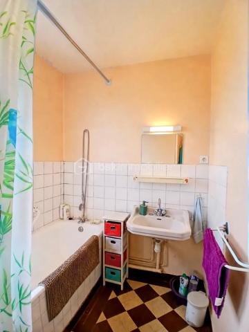 Située dans un quartier calme de Bellac, au sein d’un petit lotissement apprécié pour sa tranquillité, cette maison d’environ 83 m² représente une véritable opportunité pour un premier achat, un projet familial ou un investissement.

Ici, le vrai potentiel se trouve dans le projet que cette maison peut devenir. Avec ses 3 chambres, ses espaces bien répartis et son petit jardin, ce bien offre une base idéale pour créer un intérieur chaleureux, moderne et à votre image. Que vous souhaitiez rénover progressivement, valoriser votre patrimoine ou simplement devenir propriétaire à un budget accessible, cette maison ouvre la porte à de nombreuses possibilités.

Imaginez-vous transformer chaque pièce selon vos envies, aménager un extérieur cosy pour les beaux jours, créer un espace de vie confortable pour votre famille ou réaliser un investissement intelligent dans un secteur où la demande reste présente.

Le bien dispose déjà d’atouts intéressants avec une toiture isolée, une configuration fonctionnelle et un environnement pratique à proximité des commodités, écoles et services de Bellac.

 Une maison avec du potentiel, idéale pour ceux qui veulent se projeter dans un vrai projet de vie et donner de la valeur à leur futur chez-soi.