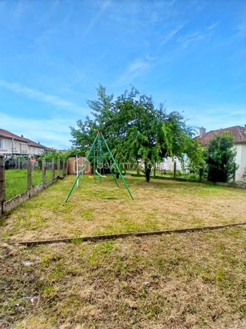 Située dans un quartier calme de Bellac, au sein d’un petit lotissement apprécié pour sa tranquillité, cette maison d’environ 83 m² représente une véritable opportunité pour un premier achat, un projet familial ou un investissement.

Ici, le vrai potentiel se trouve dans le projet que cette maison peut devenir. Avec ses 3 chambres, ses espaces bien répartis et son petit jardin, ce bien offre une base idéale pour créer un intérieur chaleureux, moderne et à votre image. Que vous souhaitiez rénover progressivement, valoriser votre patrimoine ou simplement devenir propriétaire à un budget accessible, cette maison ouvre la porte à de nombreuses possibilités.

Imaginez-vous transformer chaque pièce selon vos envies, aménager un extérieur cosy pour les beaux jours, créer un espace de vie confortable pour votre famille ou réaliser un investissement intelligent dans un secteur où la demande reste présente.

Le bien dispose déjà d’atouts intéressants avec une toiture isolée, une configuration fonctionnelle et un environnement pratique à proximité des commodités, écoles et services de Bellac.

 Une maison avec du potentiel, idéale pour ceux qui veulent se projeter dans un vrai projet de vie et donner de la valeur à leur futur chez-soi.