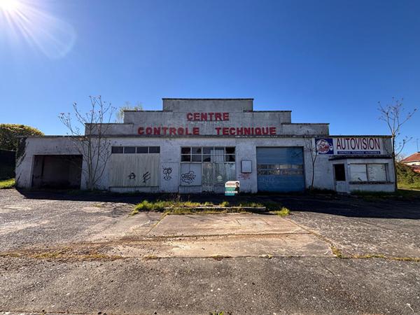 OPPORTUNITÉ INVESTISSEUR - VIHIERS CENTRE - LOCAL + TERRAIN À VALORISER - D6033