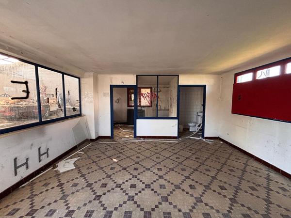 OPPORTUNITÉ INVESTISSEUR - VIHIERS CENTRE - LOCAL + TERRAIN À VALORISER - D6033