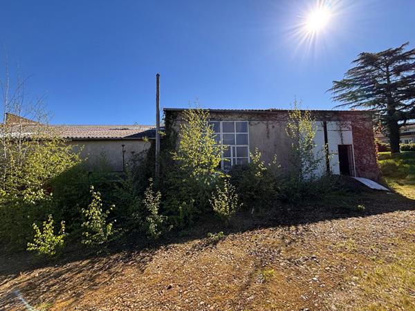 OPPORTUNITÉ INVESTISSEUR - VIHIERS CENTRE - LOCAL + TERRAIN À VALORISER - D6033