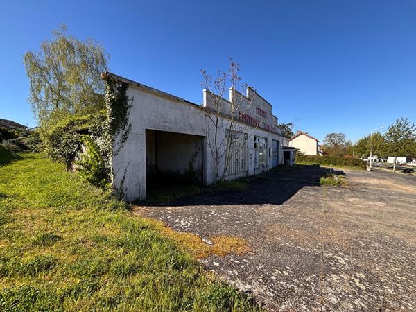 OPPORTUNITÉ INVESTISSEUR - VIHIERS CENTRE - LOCAL + TERRAIN À VALORISER - D6033