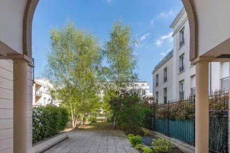 Vente                                                      Appartement
                        
                     3 pièces                      61 m2                     à Serris