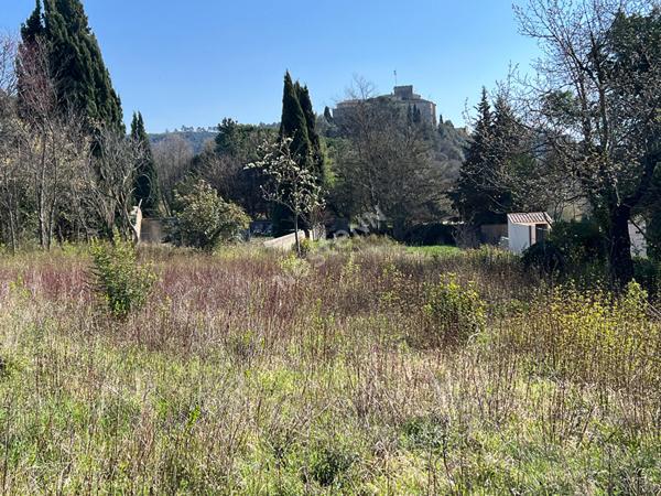 Superbe terrain viabilisé à Ansouis 876 m2 - 205 m2 d'emprise au sol