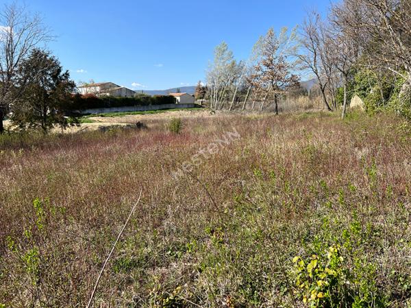 Superbe terrain viabilisé à Ansouis 876 m2 - 205 m2 d'emprise au sol