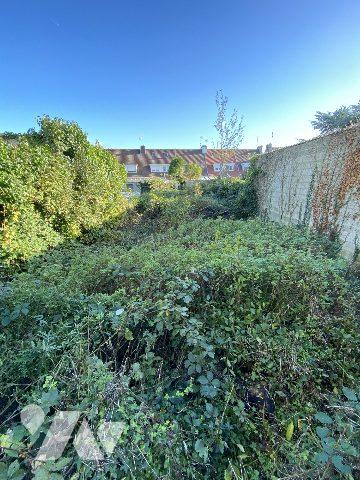 CALAIS SECTEUR AVENUE BLERIOT TERRAIN CONSTRUCTIBLE AVEC 3 GARAGES