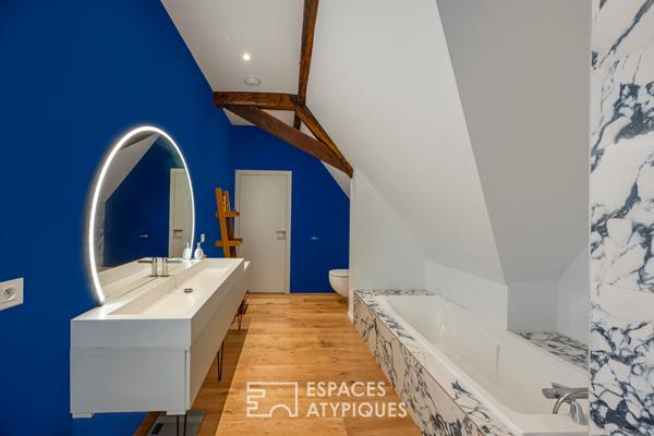 Ancienne grange rénovée à l’esprit brutaliste et sa piscine