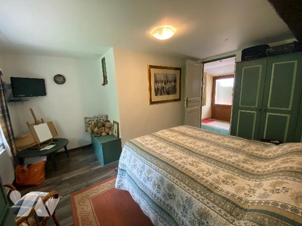 Propriété de caractère au sein de la Suisse Normande - maison de 190 m² avec deux gîtes et terrain.