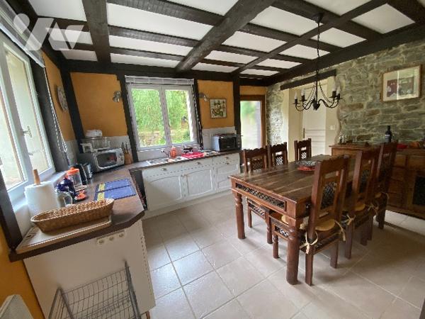 Propriété de caractère au sein de la Suisse Normande - maison de 190 m² avec deux gîtes et terrain.