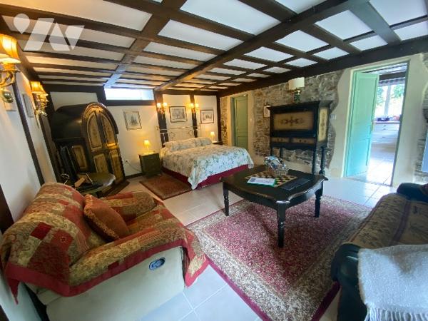 Propriété de caractère au sein de la Suisse Normande - maison de 190 m² avec deux gîtes et terrain.