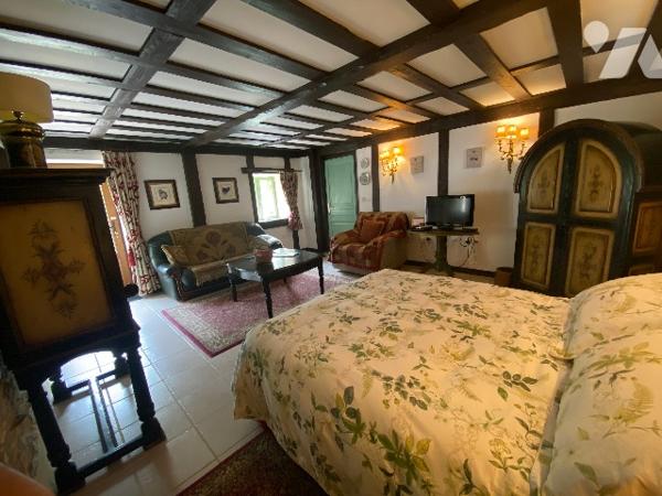 Propriété de caractère au sein de la Suisse Normande - maison de 190 m² avec deux gîtes et terrain.