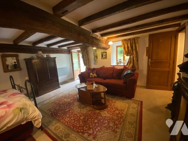 Propriété de caractère au sein de la Suisse Normande - maison de 190 m² avec deux gîtes et terrain.