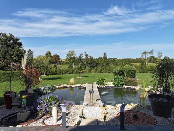 Propriété du XVIIIe rénovée dans un gout design, parc de 1/2Ha, dépendances, rivière