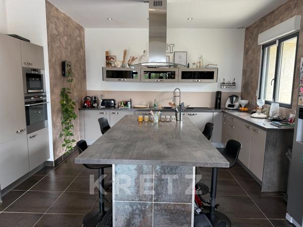 Propriété du XVIIIe rénovée dans un gout design, parc de 1/2Ha, dépendances, rivière