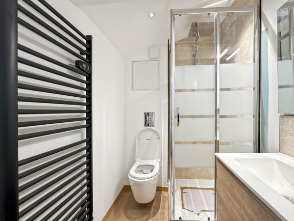 Studio entièrement refait à neuf, meublé et équipé, au calme