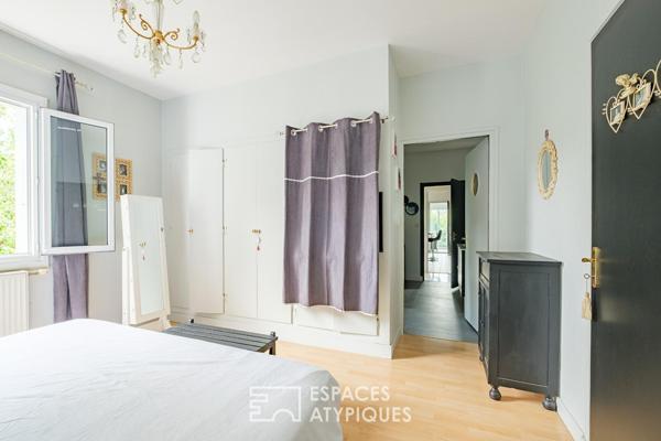 Vue imprenable et piscine à débordement : vaste maison familiale