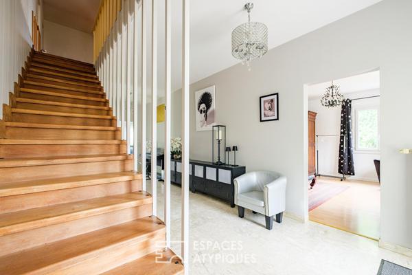 Vue imprenable et piscine à débordement : vaste maison familiale