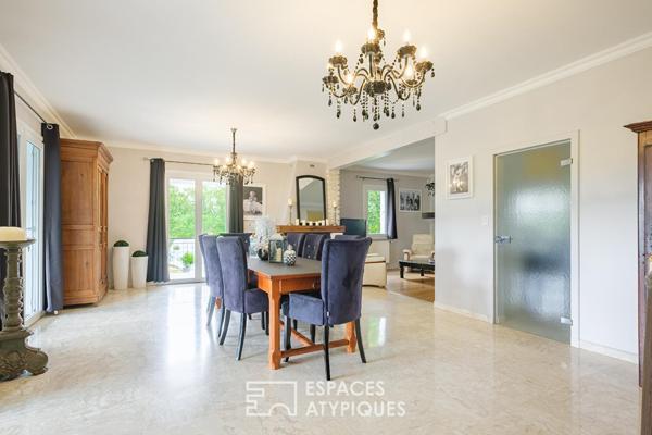 Vue imprenable et piscine à débordement : vaste maison familiale