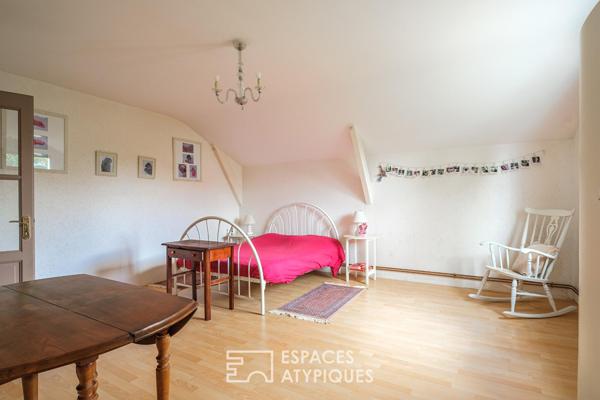 Vue imprenable et piscine à débordement : vaste maison familiale
