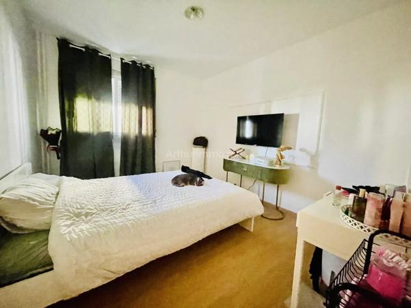 Vente                                                      Appartement
                        
                     5 pièces                      87 m2                     à Grenoble