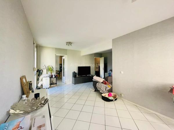 Vente                                                      Appartement
                        
                     5 pièces                      87 m2                     à Grenoble