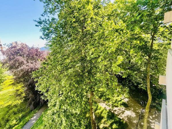 Vente                                                      Appartement
                        
                     5 pièces                      87 m2                     à Grenoble