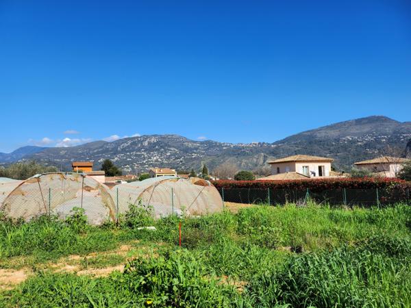 Carros (06510) CARROS LES PLANS : TERRAIN PLAT DE 545 M2, VIABILISE, OFFRANT VUE DEGAGEE, EXPOSE SUD