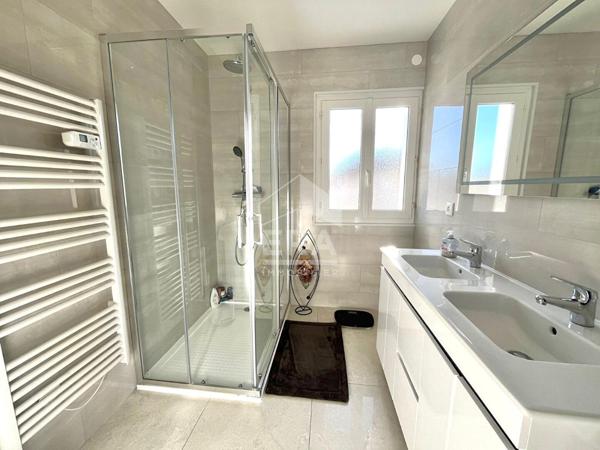 Plain pied entièrement rénové avec des prestations de qualités !