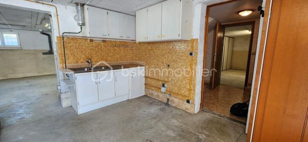 SAINT PALAIS SUR MER :
A quelques minutes des commerces, écoles et de ses plages.
Charmante maison d'environ 149 m2 composée d'une grande entrée desservant un vaste séjour lumineux et traversant doté d'une cheminée, une cuisine entièrement meublée et équipée de plus de 18m2 (plaque de cuisson mixte, 2 fours, hotte, réfrigérateur/congélateur et lave vaisselle).
Coté nuit : Un dégagement offrant 3 grandes chambres équipées chacune de grands placards, une salle d'eau et des wc séparés ainsi qu'une salle de bain avec baignoire, douche et wc.
Un vaste sous-sol de de 125 m2 avec une cave et un grand garage (équipé en eau et électricité) avec porte électrique.
Coté extérieur : Une jolie terrasse couverte et sa coursive, sur un terrain clos et arboré de 800 m2, piscinable et sans vis a vis.
***Portail coulissant automatisé.
***Cheminée.
***Maison et terrain très bien entretenus.
***Stores électriques et fenêtres double vitrage.
***Aucun travaux a prévoir.
A votre disposition pour tout renseignement complémentaire au 06.14.04.55.39