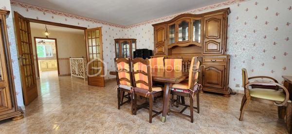 SAINT PALAIS SUR MER :
A quelques minutes des commerces, écoles et de ses plages.
Charmante maison d'environ 149 m2 composée d'une grande entrée desservant un vaste séjour lumineux et traversant doté d'une cheminée, une cuisine entièrement meublée et équipée de plus de 18m2 (plaque de cuisson mixte, 2 fours, hotte, réfrigérateur/congélateur et lave vaisselle).
Coté nuit : Un dégagement offrant 3 grandes chambres équipées chacune de grands placards, une salle d'eau et des wc séparés ainsi qu'une salle de bain avec baignoire, douche et wc.
Un vaste sous-sol de de 125 m2 avec une cave et un grand garage (équipé en eau et électricité) avec porte électrique.
Coté extérieur : Une jolie terrasse couverte et sa coursive, sur un terrain clos et arboré de 800 m2, piscinable et sans vis a vis.
***Portail coulissant automatisé.
***Cheminée.
***Maison et terrain très bien entretenus.
***Stores électriques et fenêtres double vitrage.
***Aucun travaux a prévoir.
A votre disposition pour tout renseignement complémentaire au 06.14.04.55.39