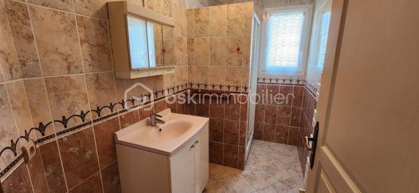 SAINT PALAIS SUR MER :
A quelques minutes des commerces, écoles et de ses plages.
Charmante maison d'environ 149 m2 composée d'une grande entrée desservant un vaste séjour lumineux et traversant doté d'une cheminée, une cuisine entièrement meublée et équipée de plus de 18m2 (plaque de cuisson mixte, 2 fours, hotte, réfrigérateur/congélateur et lave vaisselle).
Coté nuit : Un dégagement offrant 3 grandes chambres équipées chacune de grands placards, une salle d'eau et des wc séparés ainsi qu'une salle de bain avec baignoire, douche et wc.
Un vaste sous-sol de de 125 m2 avec une cave et un grand garage (équipé en eau et électricité) avec porte électrique.
Coté extérieur : Une jolie terrasse couverte et sa coursive, sur un terrain clos et arboré de 800 m2, piscinable et sans vis a vis.
***Portail coulissant automatisé.
***Cheminée.
***Maison et terrain très bien entretenus.
***Stores électriques et fenêtres double vitrage.
***Aucun travaux a prévoir.
A votre disposition pour tout renseignement complémentaire au 06.14.04.55.39