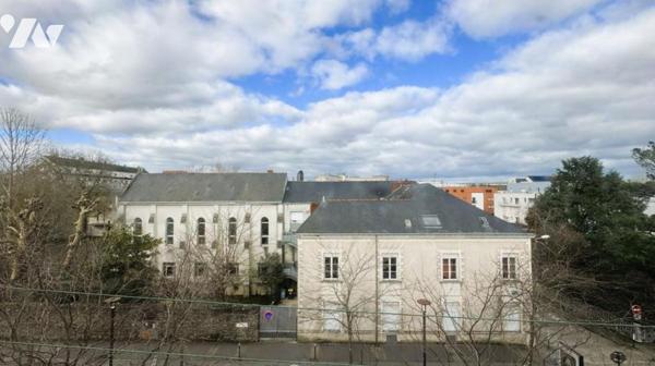 A VENDRE - REPUBLIQUE - Studio en parfait état avec grenier