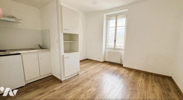 A VENDRE - REPUBLIQUE - Studio en parfait état avec grenier